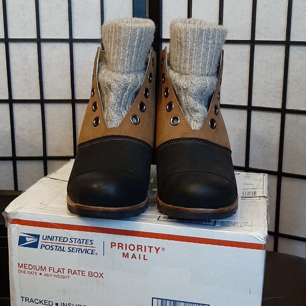 *RARE* Joanie Sweater- Sorel boot
